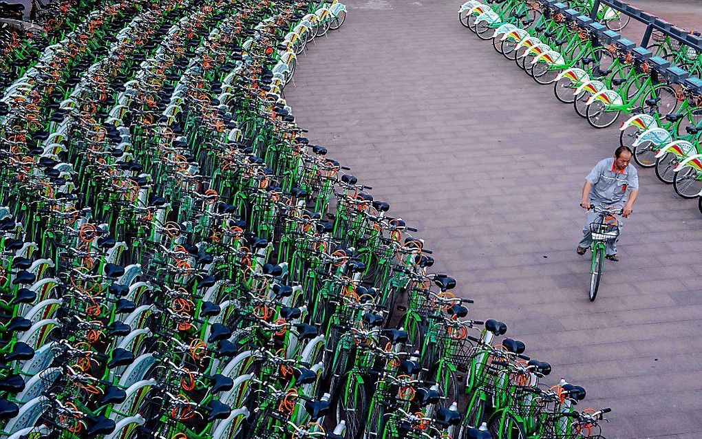 Decennia van ongekende economische groei eisen hun tol in China. Steeds meer Chinezen maken zich zorgen over het milieu. Premier Li Keqiang verklaarde in maart de oorlog aan de luchtvervuiling in Beijing. Deze fietsen vormen een wapen in de strijd tegen s