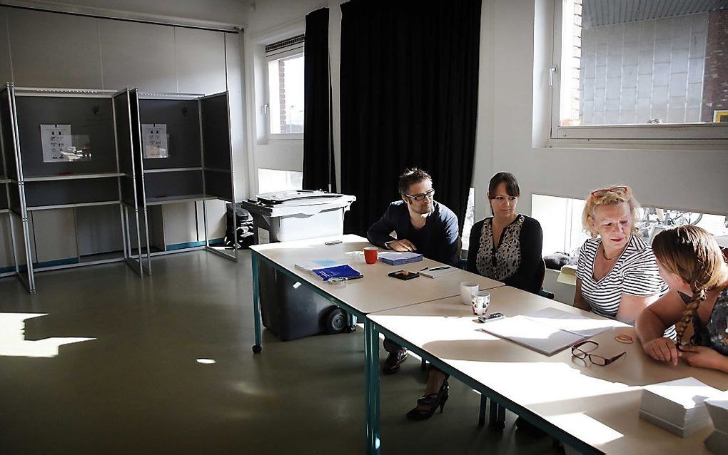 Medewerkers in een verder leeg stemlokaal in Den Haag. De opkomst voor de Europese verkiezingen vorige maand was laag. beeld ANP