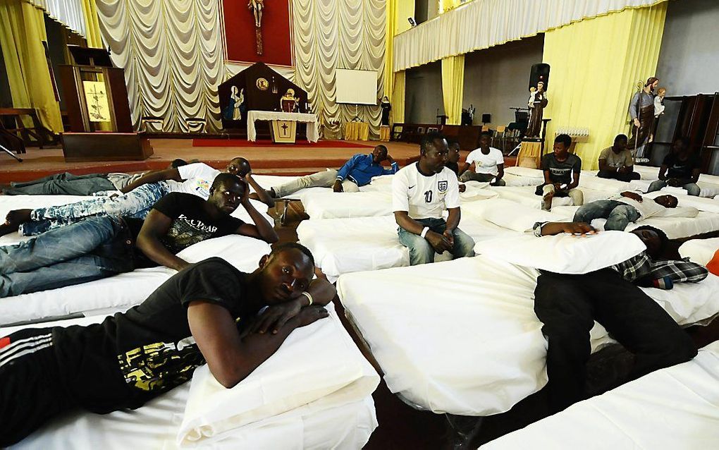 Vluchtelingen in een kerk in Palermo. Foto EPA