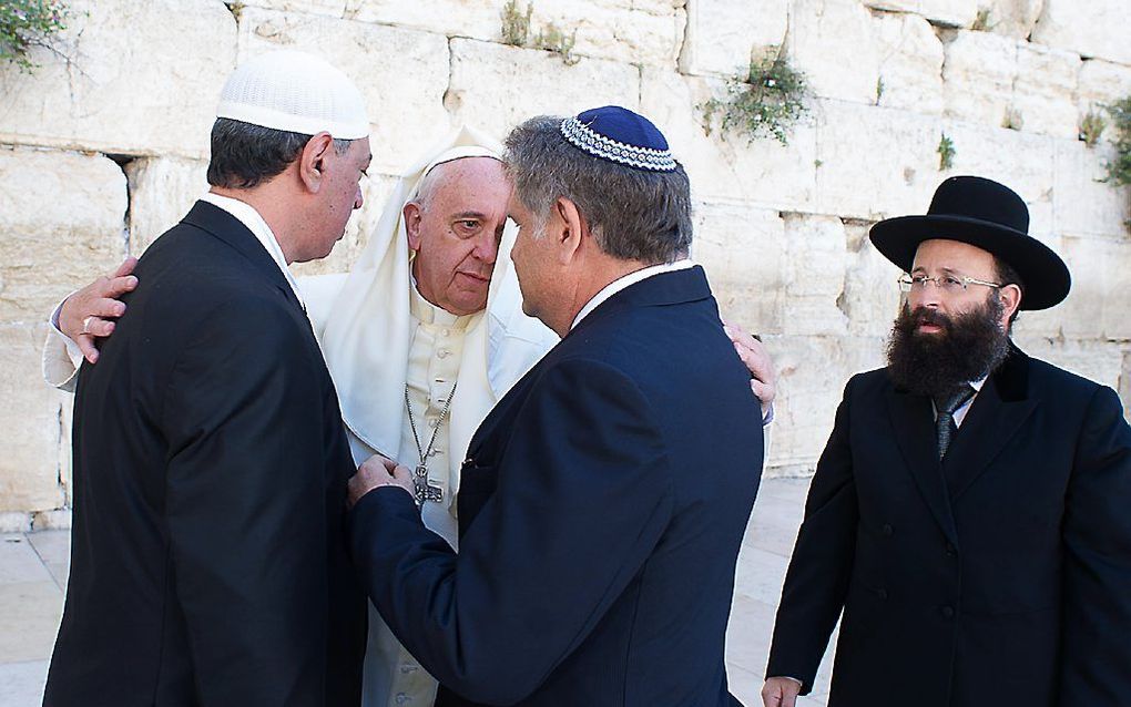 De paus ontmoet een rabbi en een imam in Jeruzalem, eind mei. Foto AFP