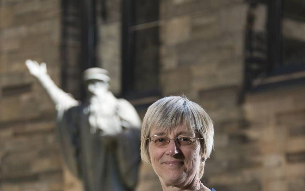 Dr. Jane Dawson, hoogleraar Reformatiegeschiedenis aan de Universiteit van Edinburgh. Achter haar het standbeeld van John Knox. beeld Andrew O'Brien