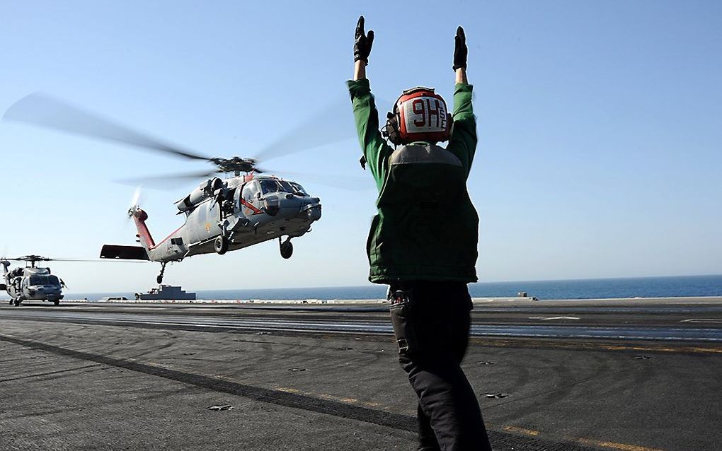 Een MH-60R Sea Hawk helikopter landt op het vliegdekschip USS George H.W. Bush in de Perzische Golf. beeld AFP