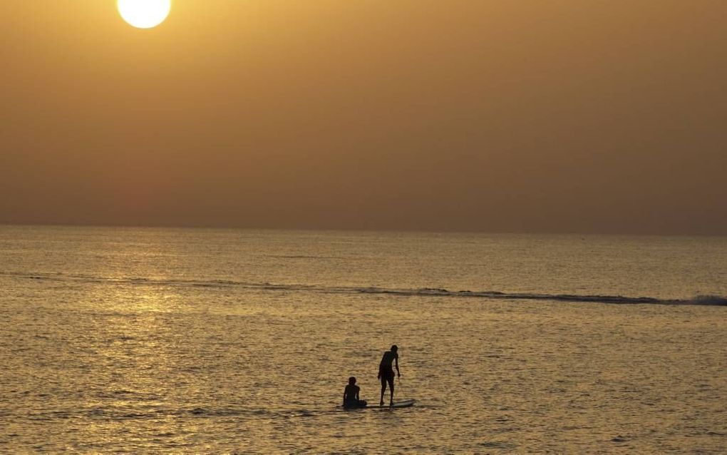 Zonsondergang voor de kust van Oman. beeld Bram van de Woestijne