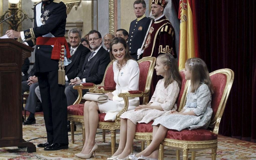 MADRID. In zijn toespraak heeft de koning een speciaal woord voor zijn oudste dochter, Leonor, naast haar moeder. beeld EPA