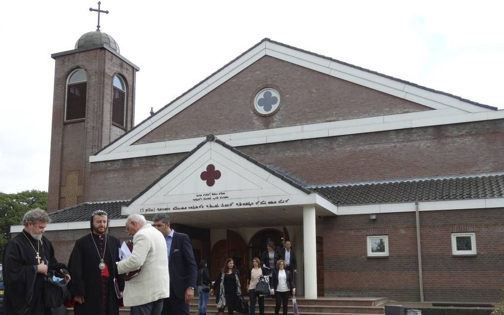 Deelnemers aan een bijeenkomst over hulpverlening in Syrië bij een Syrisch-orthodox klooster in Glane. beeld RD