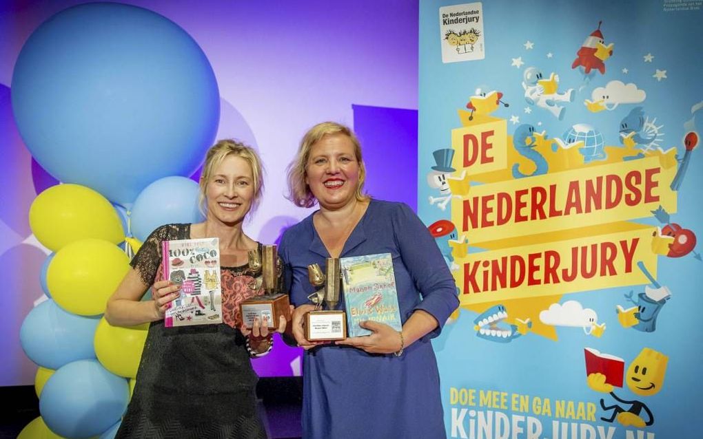 Winnaars van de Nederlandse Kinderjury 2014: Niki Smit (l.) en Tosca Menten. foto ANP