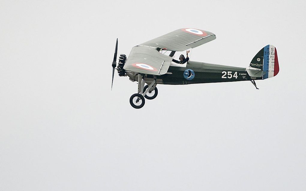 Een klassiek toestel van het type MS 317 zaterdag tijdens een luchtshow bij het Franse Cazaux. beeld AFP