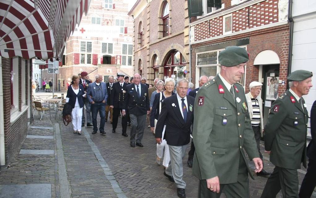 OUDEWATER. Veteranen liepen zaterdag in optocht door Oudewater. In de Utrechtse plaats werd een regionale veteranendag gehouden. beeld André Bijl