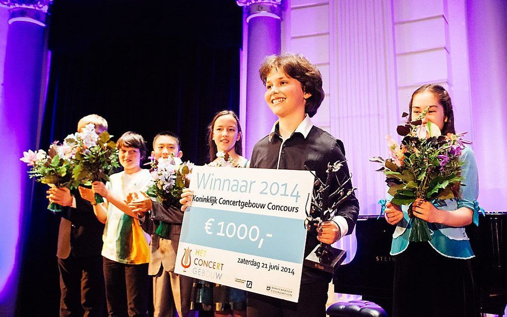 Nikola Meeuwsen (12) neemt de prijs in ontvangst. Beeld Tomek Dersu Aaron