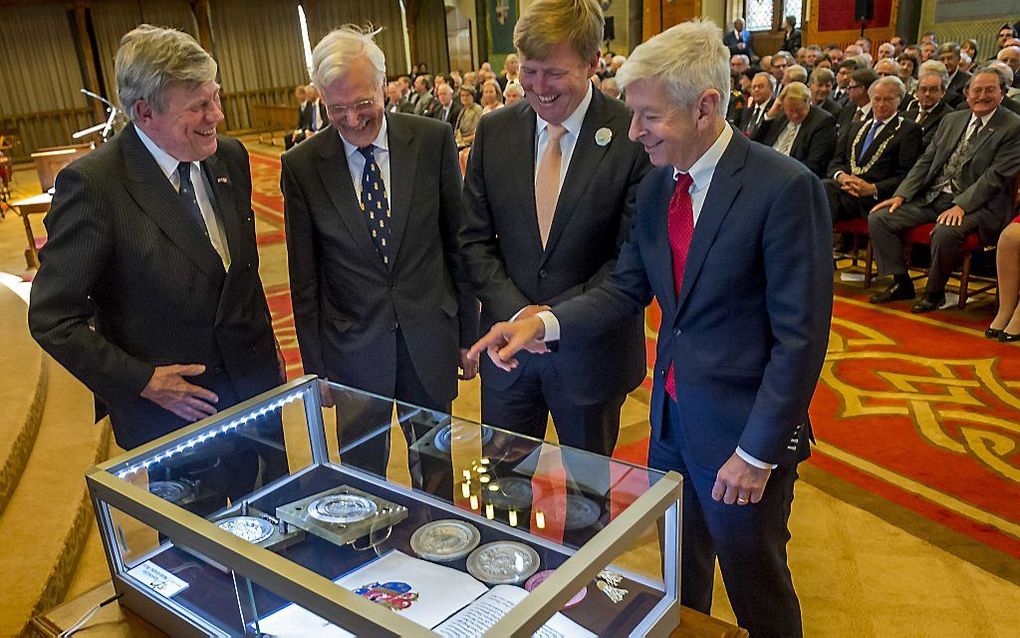 Minister Opstelten (Veiligheid en Justitie), de voorzitter van de Hoge Raad van Adel,  C. O. A. Baron Schimmelpenninck van der Oije, koning Willem-Alexander en minister  Plasterk (Binnenlandse Zaken) bekeken dinsdagmiddag in de Ridderzaal het Grootzegel v