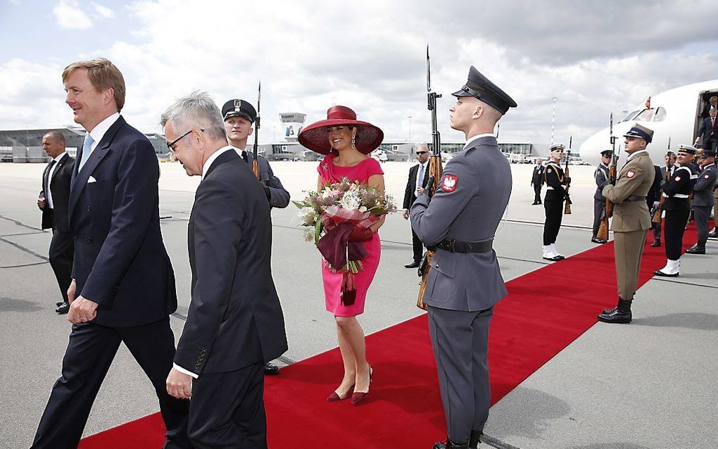 Koning Willem-Alexander en koningin Maxima bij aankomst voor hun tweedaagse staatsbezoek aan Polen.  beeld ANP