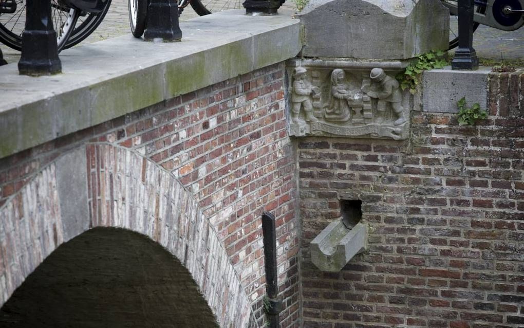 Suster Bertken op een lantaarnconsole aan de Maartensbrug. Beeld Sjaak Verboom