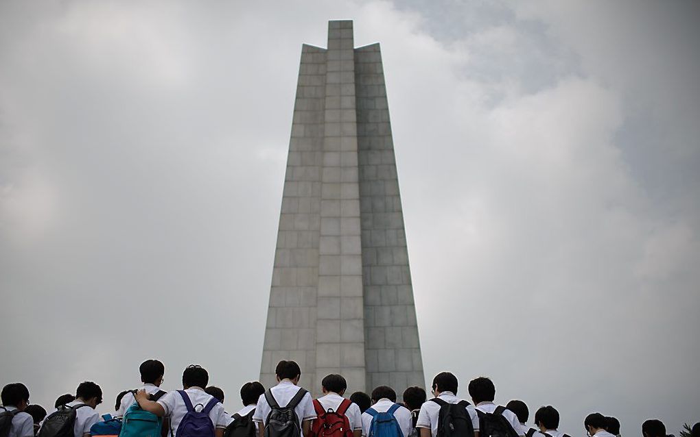 Scholieren herdenken de slachtoffers van de Koreaoorlog bij een monument in Seoul. beeld AFP