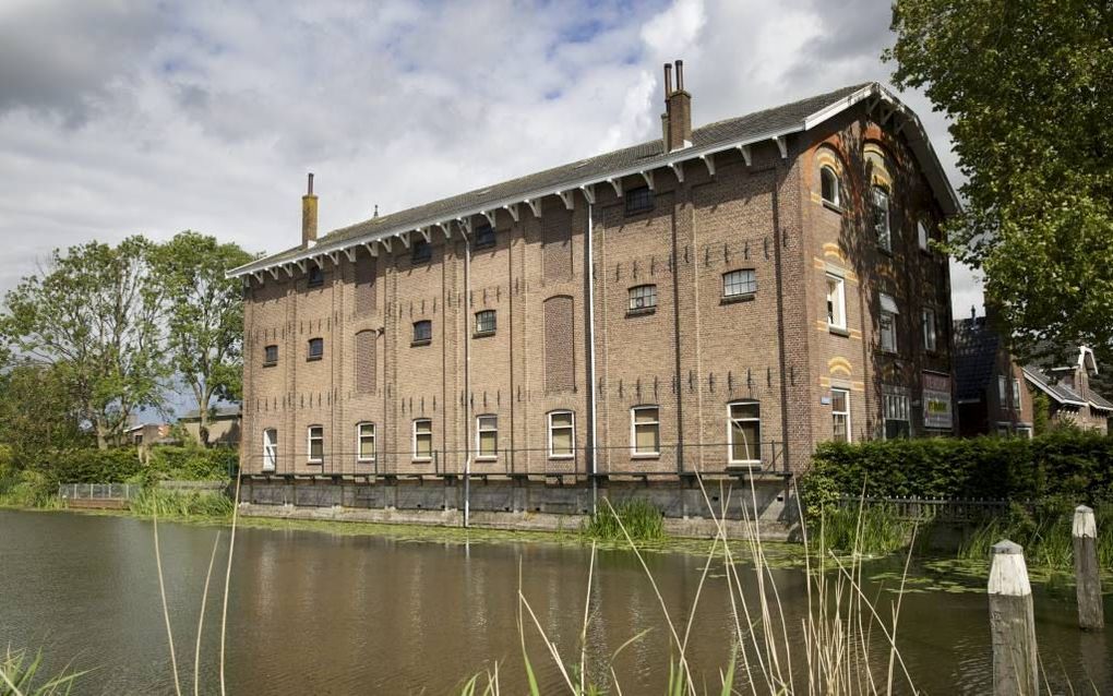 Het voormalige gebouw van de hervormde Beth-Elgemeente in Moordrecht lag als maalderij aan het kanaal, zodat de boeren hun granen konden lossen. beeld Sjaak Verboom