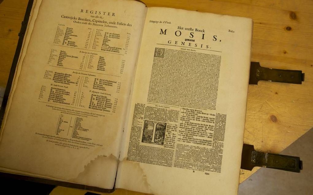 Eerste druk van de Statenbijbel uit 1637. beeld Sjaak Verboom