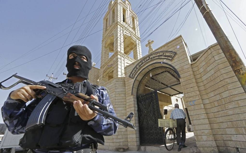 Bewaking bij een kerk in het Iraakse Bartala, dichtbij Mosul. beeld AFP