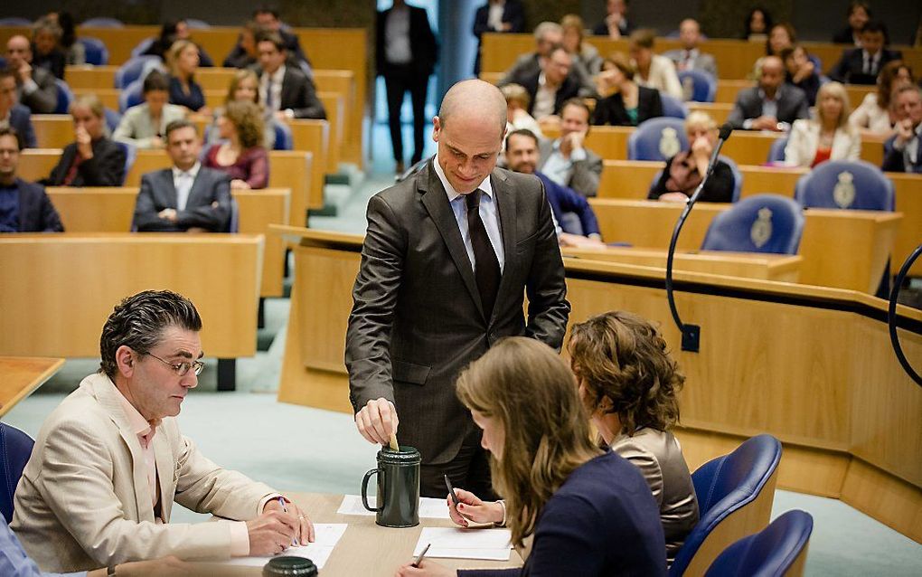 PvdA-leider Diederik Samsom tijdens de schriftelijke stemming in de Tweede Kamer over de benoeming van Guido van Woerkom tot nationale ombudsman. Foto ANP