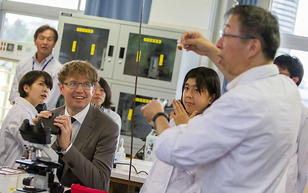 Staatssecretaris Dekker bezoekt in Japan laboratorium. beeld ANP