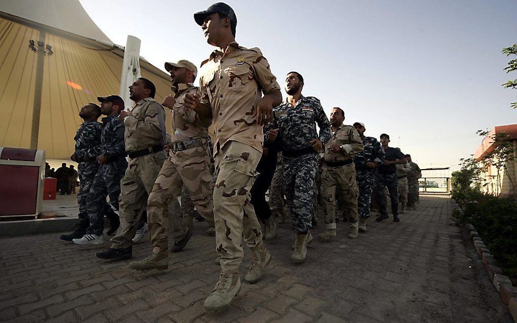 Vrijwillige sjiitische militairen trainen in Karbala in het zuiden van Irak. beeld EPA