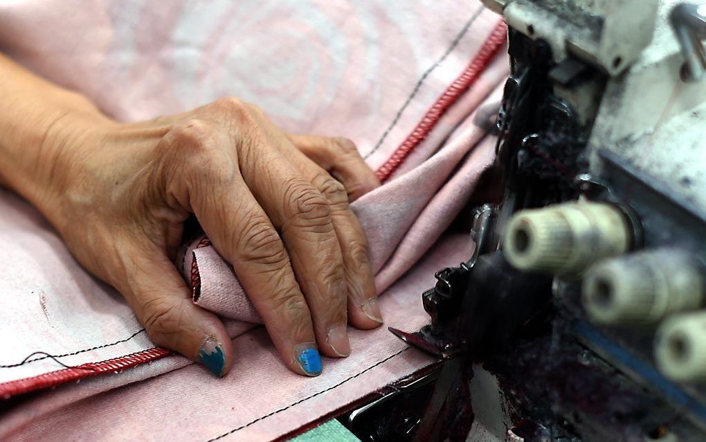 Ruim een jaar na de ramp in het textielcomplex Rana Plaza in Dhaka in Bangladesh, waarbij ruim 1100 doden vielen, is het compensatiefonds voor de slachtoffers nog niet voor de helft gevuld.  beeld AFP