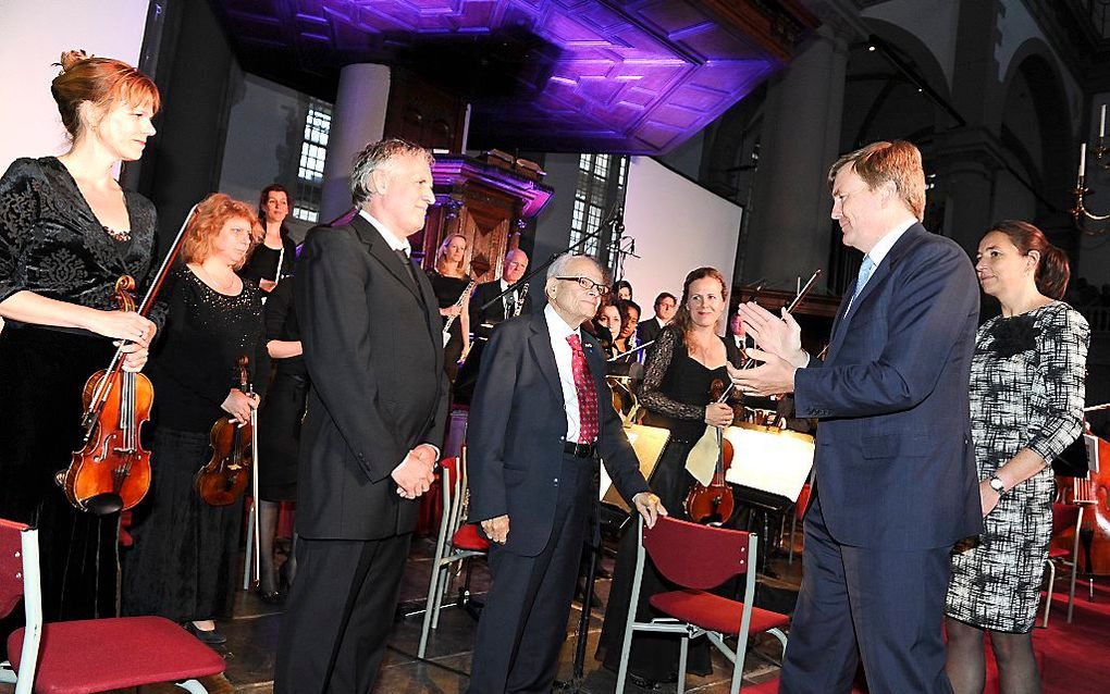 Koning Willem-Alexander applaudisseert voorde 93-jarige Jules Schelvis, overlevende van vernietigingskamp Sobibor, bij de première van de concerttournee Er reed een trein naar Sobibor in de Westerkerk. beeld ANP