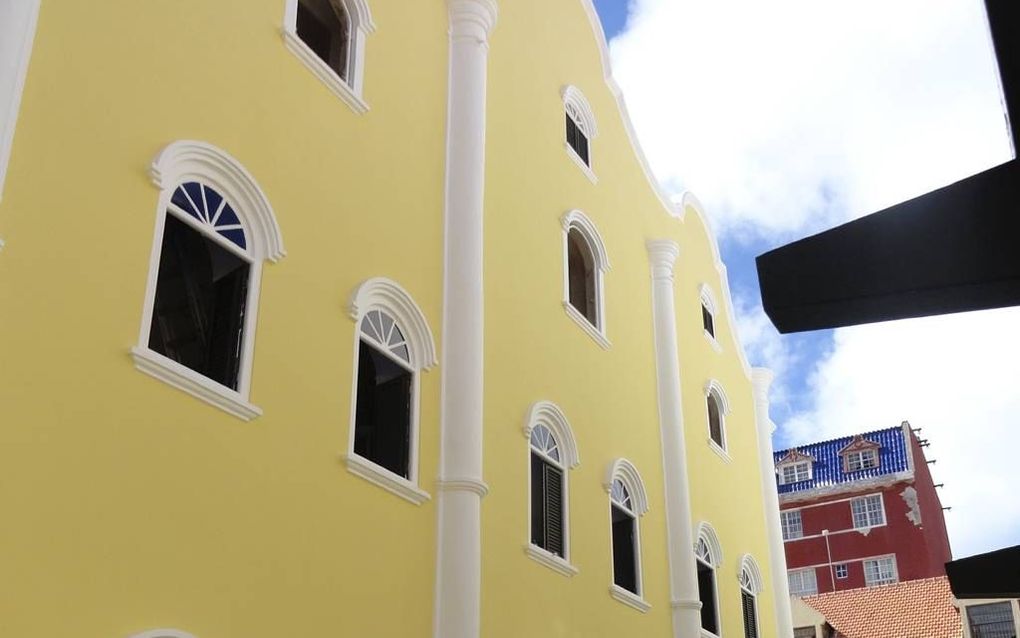 De Mikvé Israëlsynagoge staat in de oude wijk Punda van de hoofdstad van Curaçao, Willemstad.