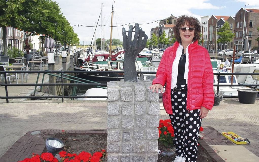 Kunstenares Marga Vogel ontwierp de namenwand bij het Joods monument in Oud-Beijerland. beeld Conno Bochoven