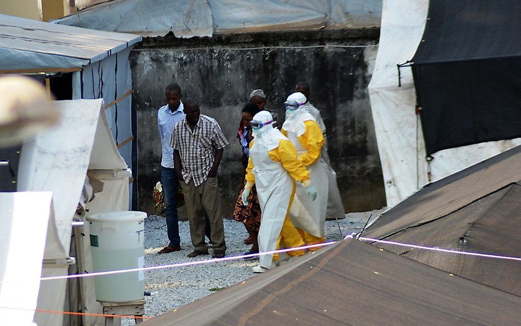 Medisch personeel in beschermende kleding in een kliniek voor ebolapatiënten in Conakry, Guinee. Foto AFP