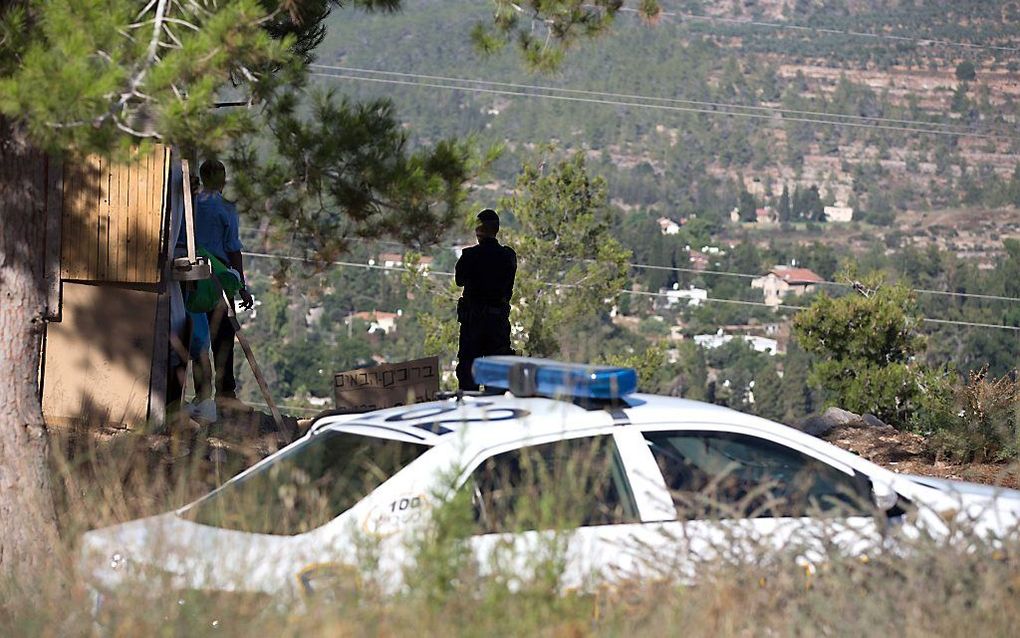 Politie bij de plek waar de Palestijnse jongen werd gevonden. Foto AFP