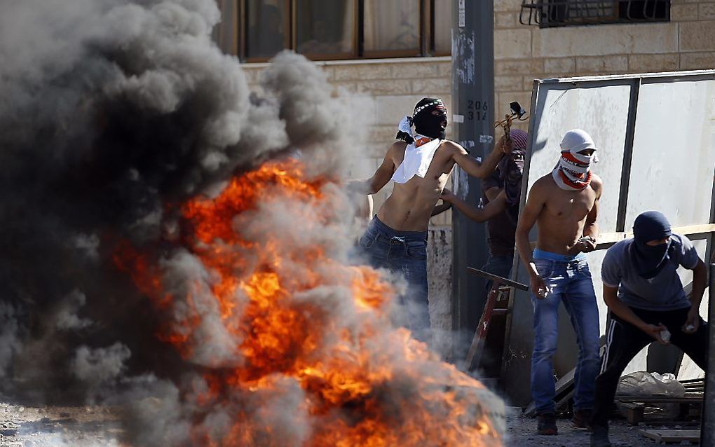 Rellende Palestijnse jongeren in Oost-Jeruzalem, woensdag. Beeld AFP