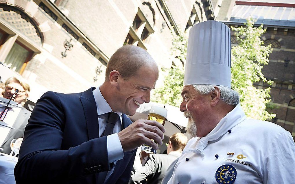 PvdA-leider Diederik Samsom tijdens de traditionele barbecue die voor Kamerleden. Foto ANP