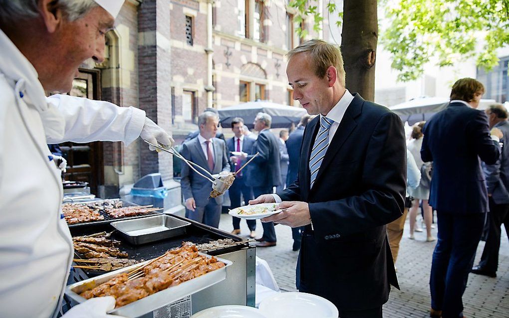 Van der Staaij donderdag tijdens de traditionele barbecue die voor Kamerleden. Foto ANP