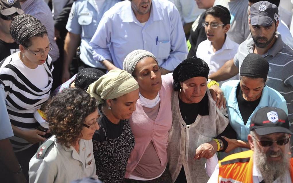 Iris Yifrach (m), moeder van Eyal Yifrach, een van de drie gedode Israëlische jongens. beeld EPA