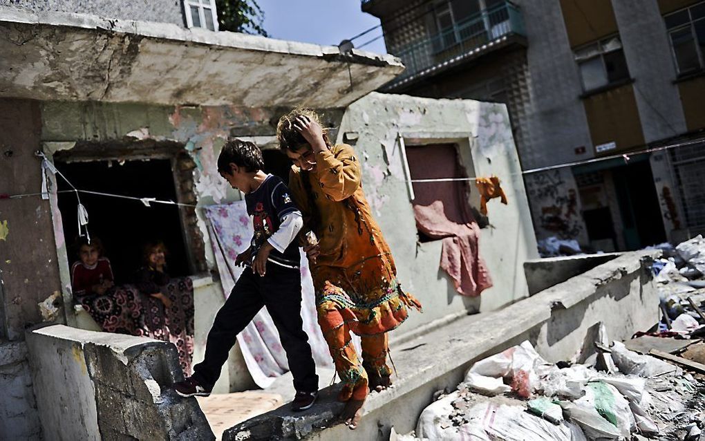 Gevluchte Syrische kinderen spelen rond een vervallen huis in de Turkse stad Istanbul. beeld AFP