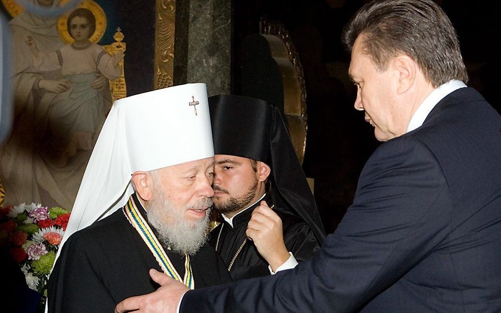 Metropolitan Volodimir in 2010 met de toenmalige Oekraïense president Viktor Janoekovitsj. beeld AFP