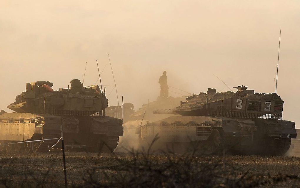 Een Israëlische militair maandag in de buurt van de Gazastrook. beeld AFP