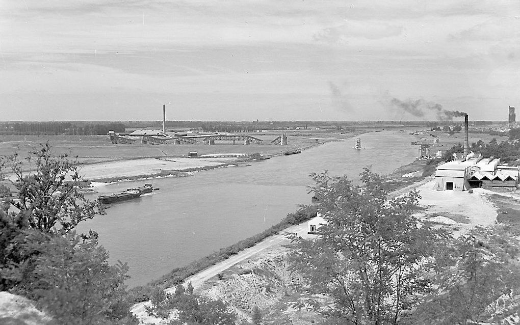 Kijkje vanaf de Grebbeberg bij Rhenen op het stroomdal van de Neder Rijn. Te zien halverwege de rivier is een ingestorte spoorbrug. Bij de hevige gevechten tijdens de Duitse inval, kwamen 400 Nederlanders hier om het leven. beeld ANP