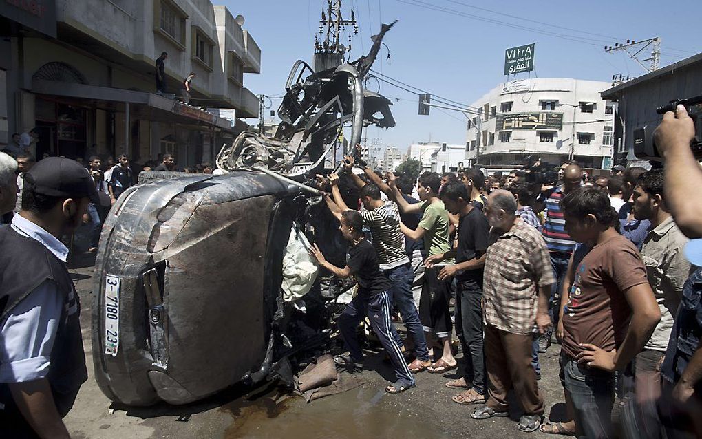 Een door een raket getroffen auto in Gaza. Foto AFP