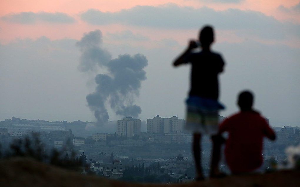 Explosies in de Gazastrook, dinsdagavond. Foto EPA