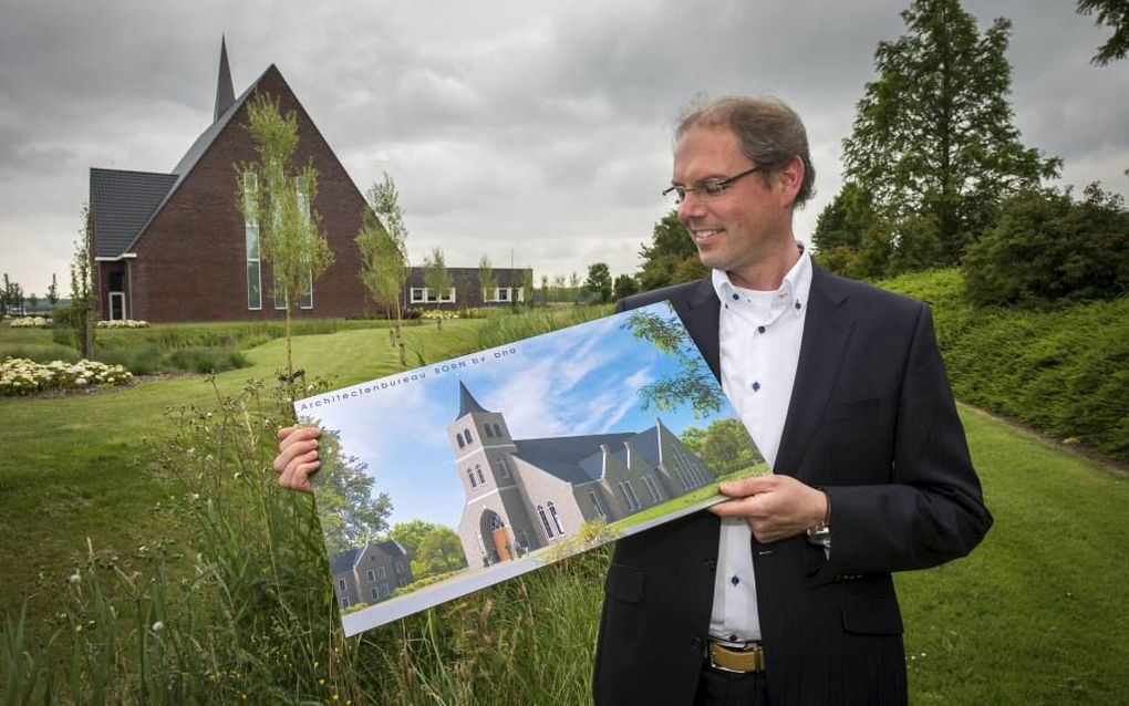 Het ontwerpen van een kerk vraagt om speciale kennis, zegt architect ir. Marco Born uit Middelharnis. Hij tekende al achttien kerken, waaronder die van de gereformeerde gemeente van Middelharnis (achtergrond) en de hersteld hervormde kerk van Lunteren (op