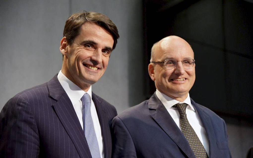 VATICAANSTAD. Jean-Paptiste de Franssu (l) is de nieuwe topman van de Vaticaanbank. Naast hem zijn voorganger Ernst von Freyburg. beeld AFP