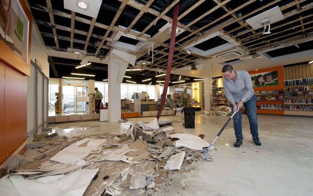 Hevige regenval veranderde het bouwterrein naast de bibliotheek in Opheusden vannacht in een modderpoel. Binnen in het hagelnieuwe pand lag het plafond vanochtend in stukken op de grond. Medewerkers moesten hard aan de slag om de schade alvast zo goed mog