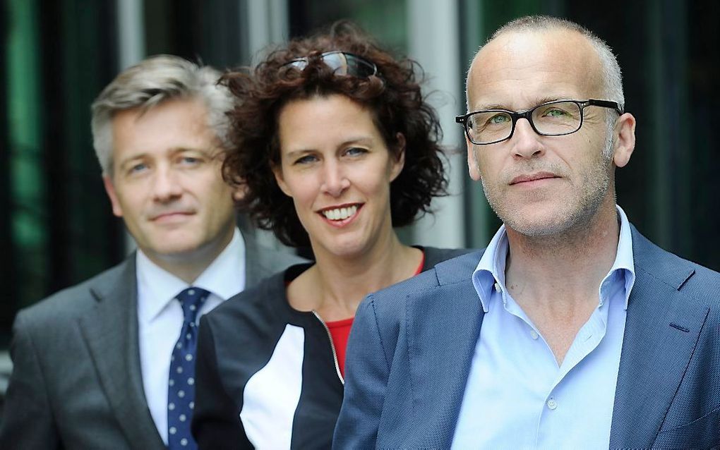 AMSTERDAM - Initiatiefnemers van de verkoopsite (VLNR) Marc Jellema, Judith Marien en Laurens van Hoorn bij de Amsterdamse rechtbank. De Verenigde Nederlandse uitgevers NUV eist stopzetting verkoop tweedehands e-books via de site Tom Kabinet. beeld ANP