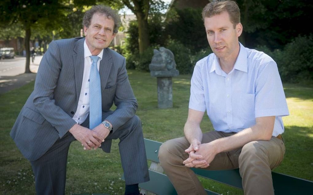 Rik van Groningen (l.) en Erik-Jan Verbruggen komen in hun werk voor De Vluchtheuvel geregeld vragen tegen op het gebied van geboortebeperking. foto Dirk-Jan Gleltema