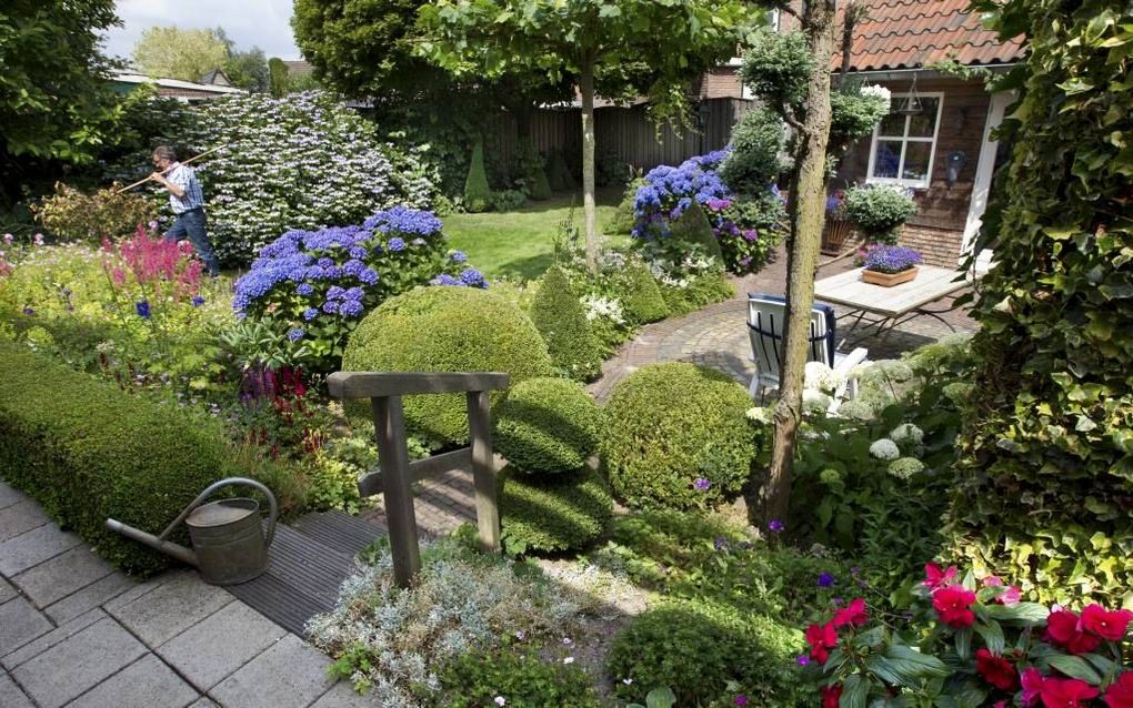 Jan Pluimers in zijn Engelse wildtuin in Rijssen, foto RD, Anton Dommerholt