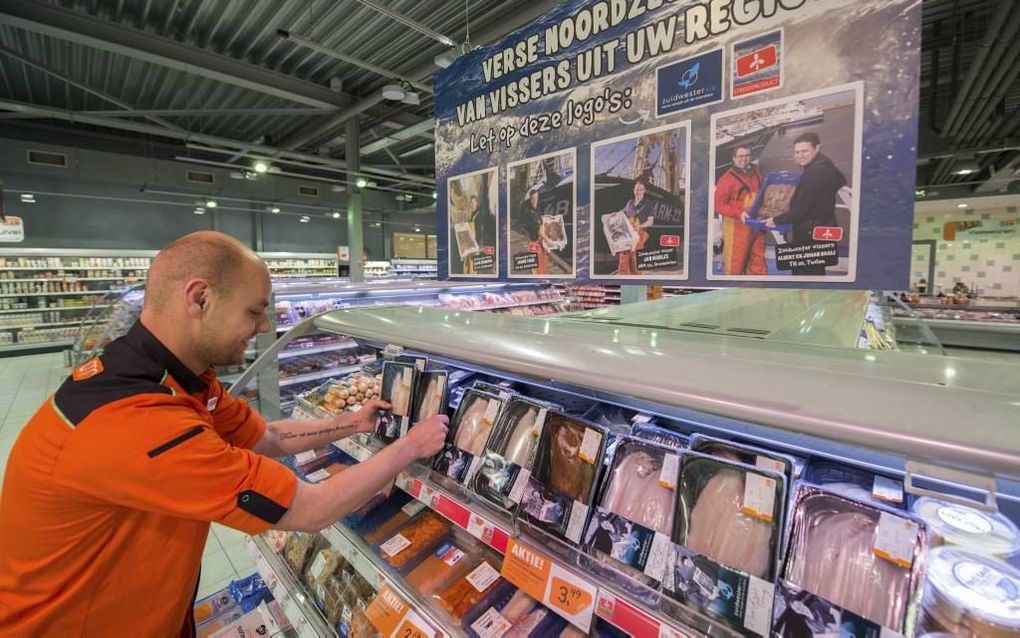 MIDDELHARNIS. Verse schol en tong onder het streekmerk Zuidwestervis ligt sinds een paar dagen in het schap bij winkelketen Agrimarkt. Op elke verpakking staat een foto van een van de vissers die aan het project meedoen. beeld Wim van Vossen