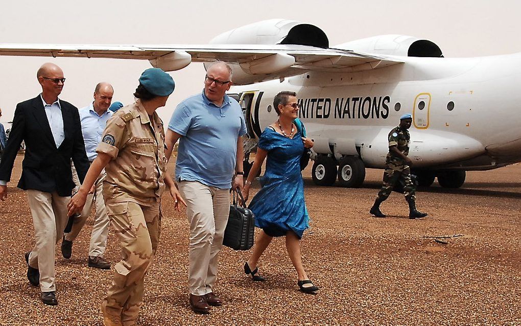 Minister Frans Timmermans van Buitenlandse Zaken arriveert met een speciaal VN-vliegtuig op het vliegveld van Gao. De bewindsman sprak afgelopen week met Nederlandse militairen in Kamp Castor. Foto ANP