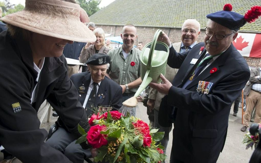 In IJzendijke is zaterdag de tuinroos Liberator gedoopt. De bloem is vernoemd naar de soldaten die in de Tweede Wereldoorlog Zeeuws-Vlaanderen bevrijdden. beeld Dirk-Jan Gjeltema