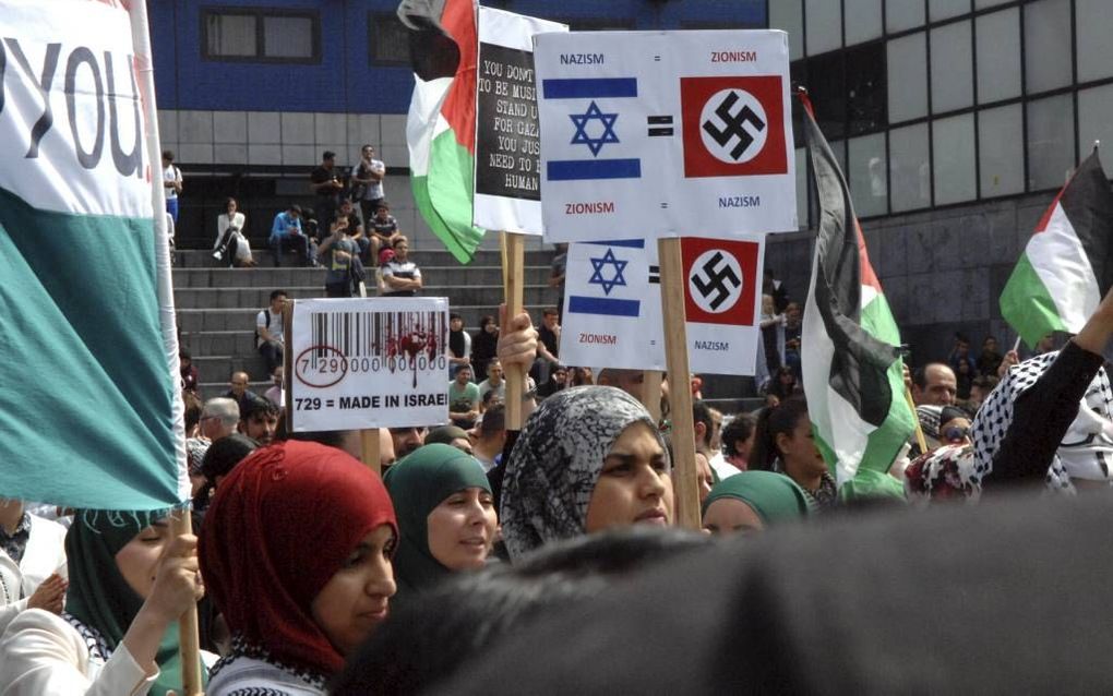 Deelnemers aan een anti-Israëldemonstratie zaterdag in Den Haag droegen vlaggen met antisemitische uitingen. De Israëlische vlag werd afgebeeld met ernaast het hakenkruis als symbool van nazi-Duitsland. beeld Jos van Leeuwen