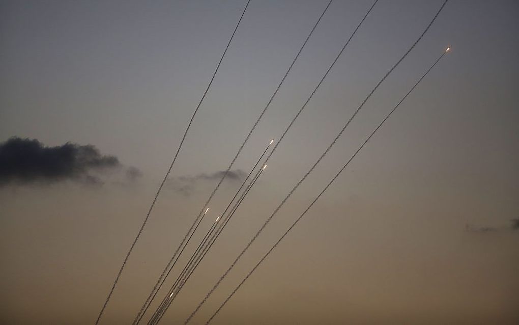 GAZA-STAD. Rookpluimen verraden het afschieten van raketten op Israël vanuit de Gazastrook. beeld AFP